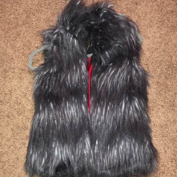FAUX FUR VEST - Picture 2 of 7